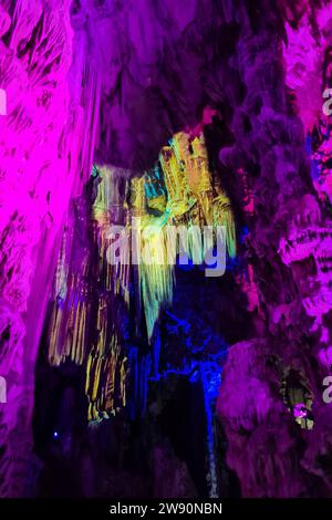 Gibilterra Themenfoto: Reise, Europa, Gibilterra, Saint Michael S Hoehle, Grossbritannien, 19.12.2023 Bunte Lichteffekte auf den Waenden mit den Stalagmiten und Stalaktiten in der Saint Michael S Hoehle in den Felsen von Gibraltar Themenfoto: Reise, Europa, Gibilterra, Saint Michael S Hoehle, Grossbritbriten, 19.12.2023 ****** Gibilterra, Gibilterra, Gibilterra, Gibilterra viaggio, Gibilterra, Gibilterra Europa, Gibilterra, Gibilterra, Gibilterra, Gibilterra grotta di San Michele, Regno Unito, 19 12 2023 coloratissimi effetti di luce sulle pareti con stalagmiti e stalattiti nella grotta di San Michele nelle rocce di Gibilterra, viaggio fotografico a tema Europa, Gibilterra, San Michele Foto Stock