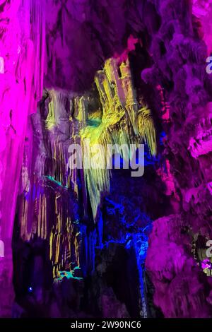 Gibilterra Themenfoto: Reise, Europa, Gibilterra, Saint Michael S Hoehle, Grossbritannien, 19.12.2023 Bunte Lichteffekte auf den Waenden mit den Stalagmiten und Stalaktiten in der Saint Michael S Hoehle in den Felsen von Gibraltar Themenfoto: Reise, Europa, Gibilterra, Saint Michael S Hoehle, Grossbritbriten, 19.12.2023 ****** Gibilterra, Gibilterra, Gibilterra, Gibilterra viaggio, Gibilterra, Gibilterra Europa, Gibilterra, Gibilterra, Gibilterra, Gibilterra grotta di San Michele, Regno Unito, 19 12 2023 coloratissimi effetti di luce sulle pareti con stalagmiti e stalattiti nella grotta di San Michele nelle rocce di Gibilterra, viaggio fotografico a tema Europa, Gibilterra, San Michele Foto Stock