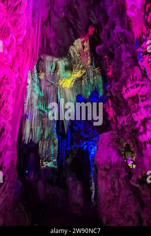 Gibilterra Themenfoto: Reise, Europa, Gibilterra, Saint Michael S Hoehle, Grossbritannien, 19.12.2023 Bunte Lichteffekte auf den Waenden mit den Stalagmiten und Stalaktiten in der Saint Michael S Hoehle in den Felsen von Gibraltar Themenfoto: Reise, Europa, Gibilterra, Saint Michael S Hoehle, Grossbritbriten, 19.12.2023 ****** Gibilterra, Gibilterra, Gibilterra, Gibilterra viaggio, Gibilterra, Gibilterra Europa, Gibilterra, Gibilterra, Gibilterra, Gibilterra grotta di San Michele, Regno Unito, 19 12 2023 coloratissimi effetti di luce sulle pareti con stalagmiti e stalattiti nella grotta di San Michele nelle rocce di Gibilterra, viaggio fotografico a tema Europa, Gibilterra, San Michele Foto Stock