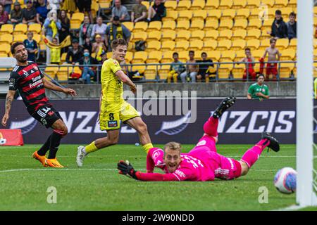 Wellington, nuova Zelanda. Sabato 23 dicembre 2023. Il centrocampista di Wellington Phoenix Ben Old (R) osserva il suo sublime sforzo laterale del piede si accosta all'interno della rete laterale per sigillare la vittoria e inviare Wellington Phoenix in cima al tavolo A Natale durante la partita di A-League Round 9 tra Wellington Phoenix e Western Sydney Wanderers allo Sky Sport stadio di Wellington, nuova Zelanda. Crediti: James Foy/Alamy Live News Foto Stock