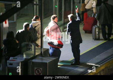 Oviedo, Spagna, 23 dicembre 2023: Una signora parla con un lavoratore durante Renfe offre più di 5 milioni di biglietti per viaggiare a Natale, il 23 dicembre 2023, a Oviedo, in Spagna. Credito: Alberto Brevers / Alamy Live News. Foto Stock