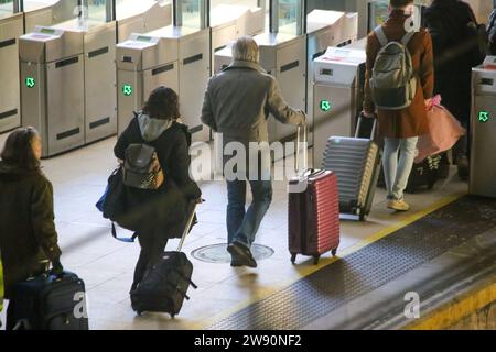 Oviedo, Spagna, 23 dicembre 2023: Diversi passeggeri si dirigono verso il treno durante Renfe, offre più di 5 milioni di biglietti per i viaggi natalizi, il 23 dicembre 2023, a Oviedo, in Spagna. Credito: Alberto Brevers / Alamy Live News. Foto Stock