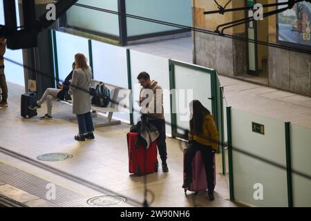 Oviedo, Spagna, 23 dicembre 2023: Diverse persone aspettano il treno durante Renfe offre più di 5 milioni di biglietti per viaggiare a Natale, il 23 dicembre 2023, a Oviedo, in Spagna. Credito: Alberto Brevers / Alamy Live News. Foto Stock