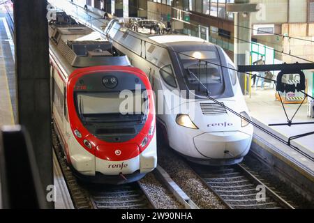 Oviedo, Spagna, 23 dicembre 2023: Un modellino Alvia (R) accanto a un treno pendolare (L) durante Renfe offre più di 5 milioni di biglietti per viaggiare a Natale, il 23 dicembre 2023, a Oviedo, in Spagna. Credito: Alberto Brevers / Alamy Live News. Foto Stock