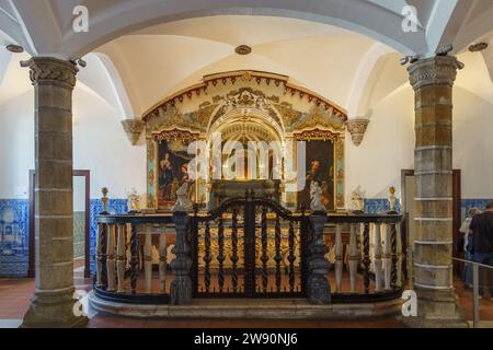 Altare all'interno della chiesa di San Francesco Igreja de Sao Francisco e del monastero o a Evora, Alentejo, Portogallo Foto Stock