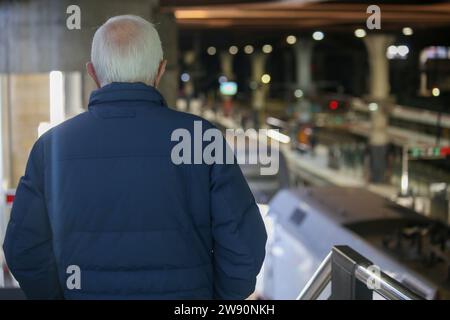 Oviedo, Spagna, 23 dicembre 2023: Un uomo che guarda il treno durante Renfe offre più di 5 milioni di biglietti per viaggiare a Natale, il 23 dicembre 2023, a Oviedo, in Spagna. Credito: Alberto Brevers / Alamy Live News. Foto Stock