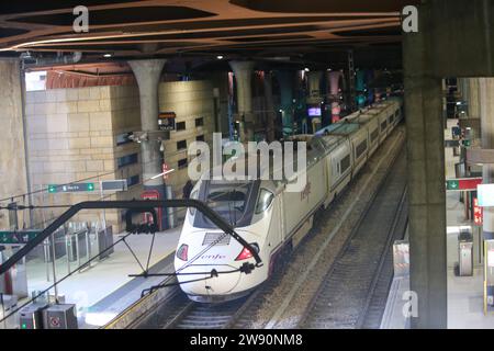 Oviedo, Spagna, 23 dicembre 2023: Il treno in partenza dalla stazione di Oviedo durante Renfe offre più di 5 milioni di biglietti per viaggiare a Natale, il 23 dicembre 2023, a Oviedo, in Spagna. Credito: Alberto Brevers / Alamy Live News. Foto Stock