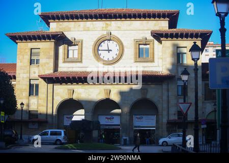 Oviedo, Spagna, 23 dicembre 2023: La facciata della stazione ferroviaria di Oviedo durante Renfe offre più di 5 milioni di biglietti per viaggiare a Natale, il 23 dicembre 2023, a Oviedo, in Spagna. Credito: Alberto Brevers / Alamy Live News. Foto Stock