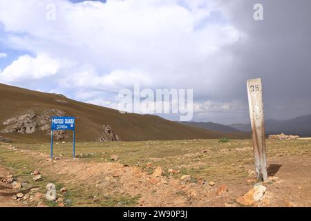 Il passo Moldo-Ashuu, distretto della regione di Songkol nel Kirghizistan occidentale Foto Stock