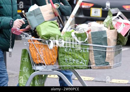 Bath, Regno Unito. 23 dicembre 2023. Fare shopping a Bath l'ultimo sabato prima di Natale. Un carrello completo. Crediti: JMF News/Alamy Live News Foto Stock