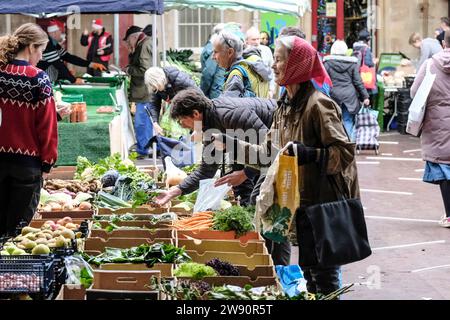 Bath, Regno Unito. 23 dicembre 2023. Fare shopping a Bath l'ultimo sabato prima di Natale. Il mercato agricolo del sabato. Crediti: JMF News/Alamy Live News Foto Stock