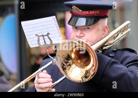 Bath, Regno Unito. 23 dicembre 2023. Fare shopping a Bath l'ultimo sabato prima di Natale. La Salvation Army Band suonava Carols. Crediti: JMF News/Alamy Live News Foto Stock