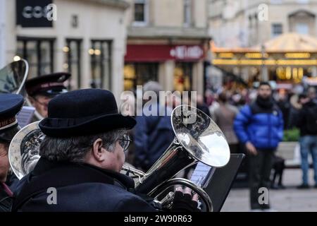 Bath, Regno Unito. 23 dicembre 2023. Fare shopping a Bath l'ultimo sabato prima di Natale. La Salvation Army Band suonava Carols. Crediti: JMF News/Alamy Live News Foto Stock