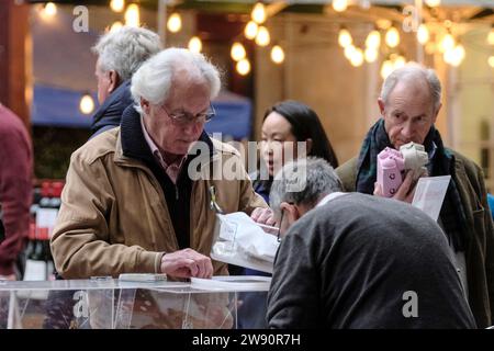 Bath, Regno Unito. 23 dicembre 2023. Fare shopping a Bath l'ultimo sabato prima di Natale. Bancarelle nel mercato agricolo della vecchia stazione. Crediti: JMF News/Alamy Live News Foto Stock