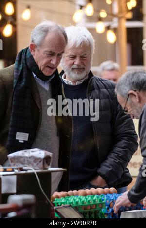 Bath, Regno Unito. 23 dicembre 2023. Fare shopping a Bath l'ultimo sabato prima di Natale. Bancarelle nel mercato agricolo della vecchia stazione. Crediti: JMF News/Alamy Live News Foto Stock