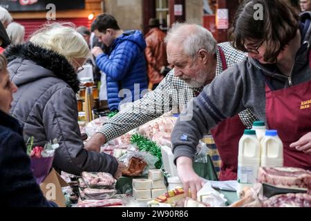 Bath, Regno Unito. 23 dicembre 2023. Fare shopping a Bath l'ultimo sabato prima di Natale. Bancarelle nel mercato agricolo della vecchia stazione. Crediti: JMF News/Alamy Live News Foto Stock