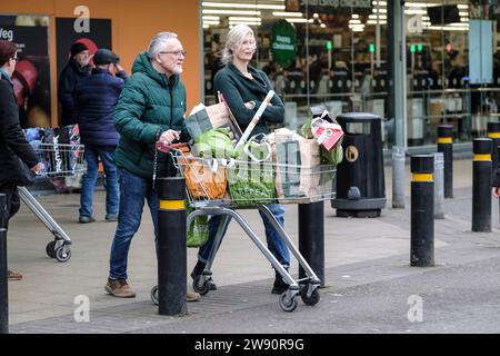 Bath, Regno Unito. 23 dicembre 2023. Fare shopping a Bath l'ultimo sabato prima di Natale. Il viaggio al supermercato. Crediti: JMF News/Alamy Live News Foto Stock