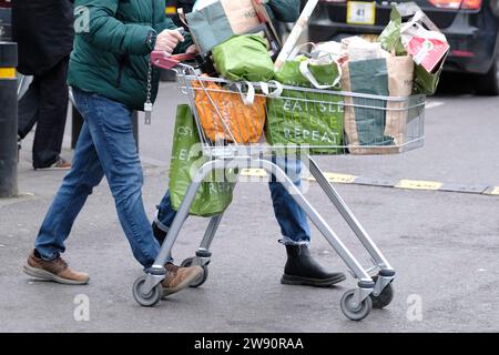 Bath, Regno Unito. 23 dicembre 2023. Fare shopping a Bath l'ultimo sabato prima di Natale. Un carrello completo. Crediti: JMF News/Alamy Live News Foto Stock