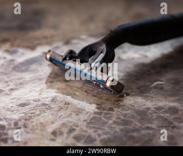 un vecchio rasoio rugginito e spregevole in bagno. Foto Stock