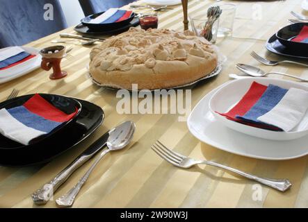 Tavolo da pranzo serbo per la giornata della gloria Foto Stock