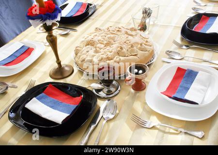 Tavolo da pranzo serbo per la giornata della gloria Foto Stock