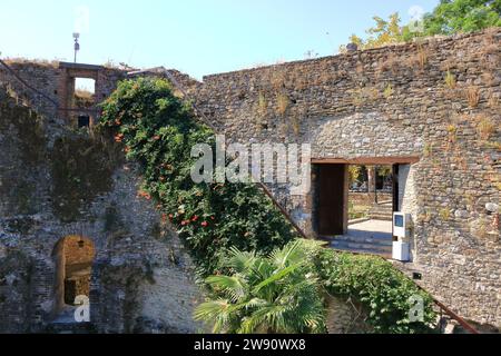 11 settembre 2023 - Elbasan in Albania: Vista delle mura del castello Foto Stock