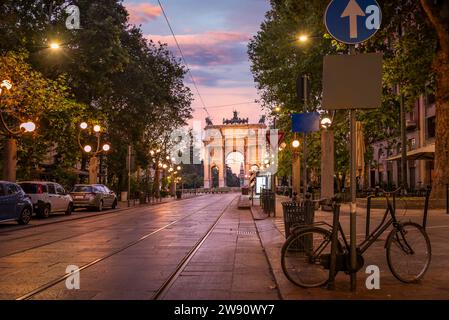 Strada per l'Arco della Pace e rotaie del tram all'alba a Milano, Italia Foto Stock