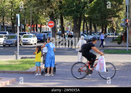 18 agosto 2023 - Bishkek in Kirghizistan, Asia centrale: Le persone godono della loro vita quotidiana nella capitale Foto Stock