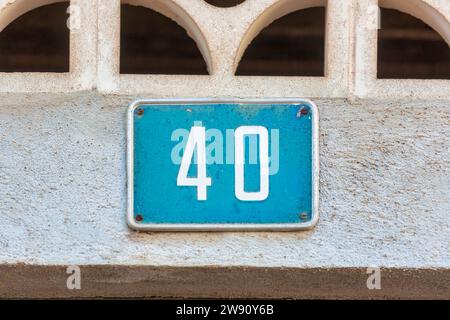 Old Weathered House Number 40, Tile on Wall, Tile on Wall Foto Stock