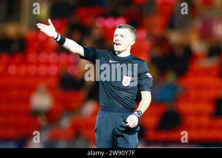 Eco - Power Stadium, Doncaster, Inghilterra - 22 dicembre 2023 arbitro ed Duckworth - durante la partita Doncaster Rovers contro Bradford City, Sky Bet League Two, 2023/24, Eco - Power Stadium, Doncaster, Inghilterra - 22 dicembre 2023 crediti: Arthur Haigh/WhiteRosePhotos/Alamy Live News Foto Stock