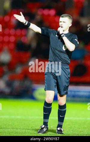 Eco - Power Stadium, Doncaster, Inghilterra - 22 dicembre 2023 arbitro ed Duckworth - durante la partita Doncaster Rovers contro Bradford City, Sky Bet League Two, 2023/24, Eco - Power Stadium, Doncaster, Inghilterra - 22 dicembre 2023 crediti: Arthur Haigh/WhiteRosePhotos/Alamy Live News Foto Stock