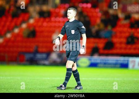 Eco - Power Stadium, Doncaster, Inghilterra - 22 dicembre 2023 arbitro ed Duckworth - durante la partita Doncaster Rovers contro Bradford City, Sky Bet League Two, 2023/24, Eco - Power Stadium, Doncaster, Inghilterra - 22 dicembre 2023 crediti: Arthur Haigh/WhiteRosePhotos/Alamy Live News Foto Stock