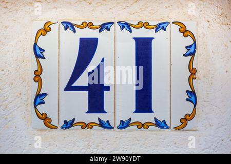 Old Weathered House Number 41, Tile on Wall Foto Stock