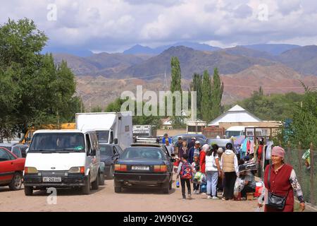 Agosto 25 2023 - Kotschkor, Kochkor in Kirghizistan: Popolazione locale al mercato della città Foto Stock