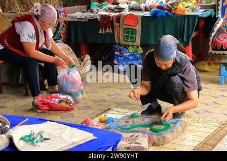 Agosto 25 2023 - Kotschkor, Kochkor in Kirghizistan: Fabbricazione tradizionale di tappeti in feltro Foto Stock