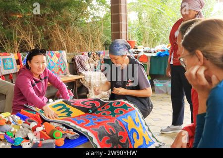 Agosto 25 2023 - Kotschkor, Kochkor in Kirghizistan: Fabbricazione tradizionale di tappeti in feltro Foto Stock