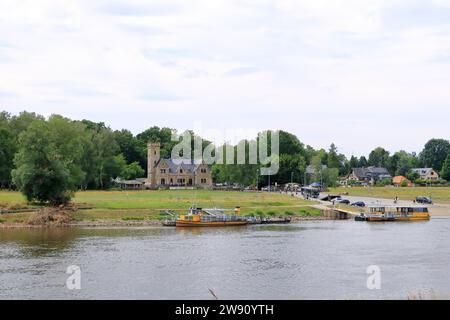 23 luglio 2023 - Pillnitz, Dresda in Germania: Il traghetto a Dresda collega Pillnitz con Kleinzschachwitz ed è gestito dalla Dresdner Verkehrs Foto Stock