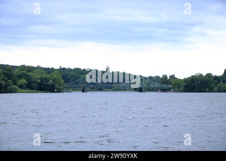 31 2023 luglio - Potsdam, Berlino, Brandeburgo in Germania: Ponte Glienicke utilizzato per collegare Berlino Ovest e Germania Est in un giorno nuvoloso Foto Stock