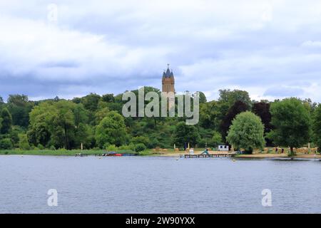 31 2023 luglio - Potsdam, Brandeburgo in Germania: Gita in barca sul Tiefer SEE a Berliner Vorstadt, un quartiere di Potsdam in una giornata nuvolosa Foto Stock