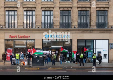 Edimburgo, Regno Unito. 23 dicembre 2023. Polizia di Palestina manifestanti fuori Barclays credito: Thomas Faull/Alamy Live News Foto Stock