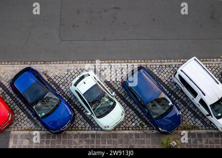 Symbolbild: Blick von oben auf eine Reihe geparkter Fahrzeuge in verschiedenen Farben. *** Immagine simbolica Vista dall'alto di una fila di veicoli parcheggiati in diversi colori 20220908-6V2A5734-Bearbeitet Foto Stock