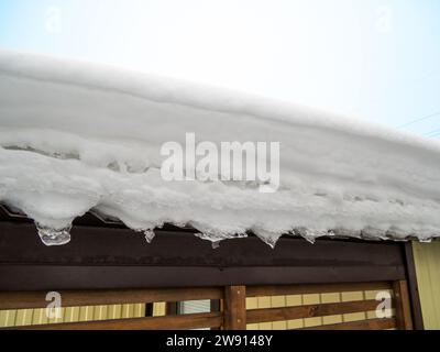 Spesso strato di neve sul tetto della casa Foto Stock