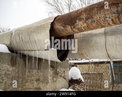 Isolamento termico rotto del tubo di riscaldamento Foto Stock