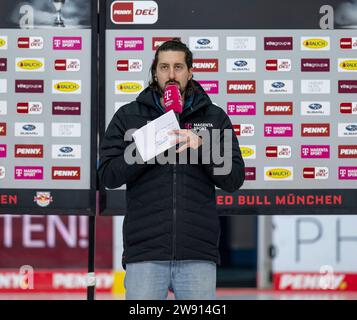 Muenchen, Deutschland. 23 dicembre 2023. Patrick Ehelechner (Magenta Sport). EHC Red Bull Muenchen gegen Iserlohn Roosters, Eishockey, DEL, 30. Spieltag, Saison 2023/2024, 23.12.2023. Foto: Eibner-Pressefoto/Heike Feiner Credit: dpa/Alamy Live News Foto Stock