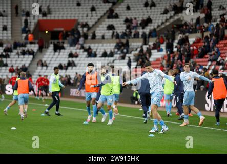 I pagatori di Coventry City durante il riscaldamento prima della partita del campionato Sky Bet allo Stadium of Light, Sunderland. Data immagine: Sabato 23 dicembre 2023. Foto Stock