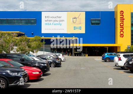 L'esterno del negozio di arredamento IKEA con il parcheggio in primo piano a Innaloo, Perth, Australia Occidentale. Foto Stock