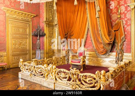 Torino, Italia - aprile 2023: Sala del trono del Palazzo reale. Interni antichi ed eleganti di lusso, intorno al 1860 Foto Stock