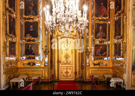 Torino, 22 aprile 2023: Interni del Palazzo reale, lussuoso edificio barocco, castello storico Foto Stock