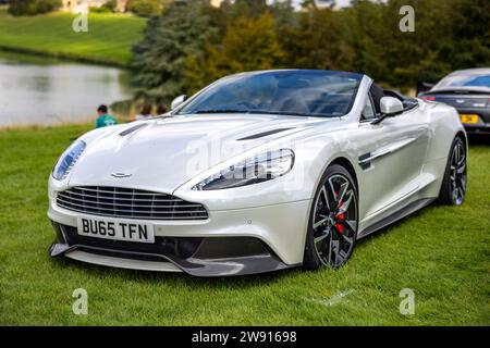 2015 Aston Martin Vanquish volante V12, in mostra al Salone privato Concours d'Elégance Motor show tenutosi a Blenheim Palace. Foto Stock