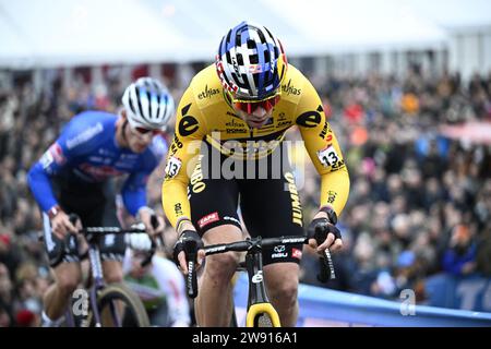 Anversa, Belgio. 23 dicembre 2023. Il belga Wout van Aert cavalca la gara d'élite maschile della Coppa del mondo di ciclocross ad Anversa sabato 23 dicembre 2023, tappa 9 (su 14) della Coppa del mondo UCI. BELGA PHOTO JASPER JACOBS Credit: Belga News Agency/Alamy Live News Foto Stock